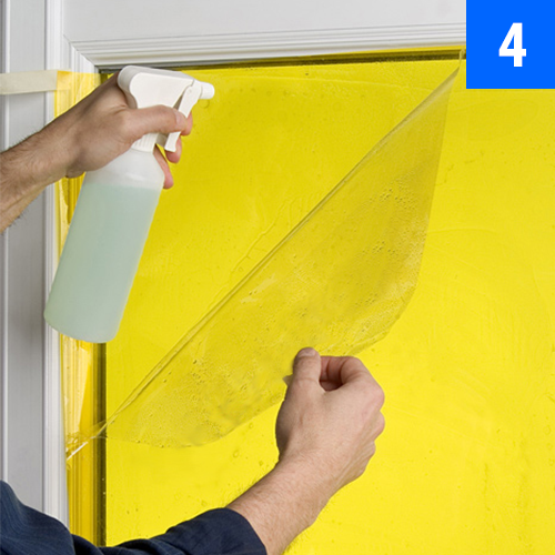 Navodilo za aplikacijo folije na steklo - pršenje tekočine na lepilno stran