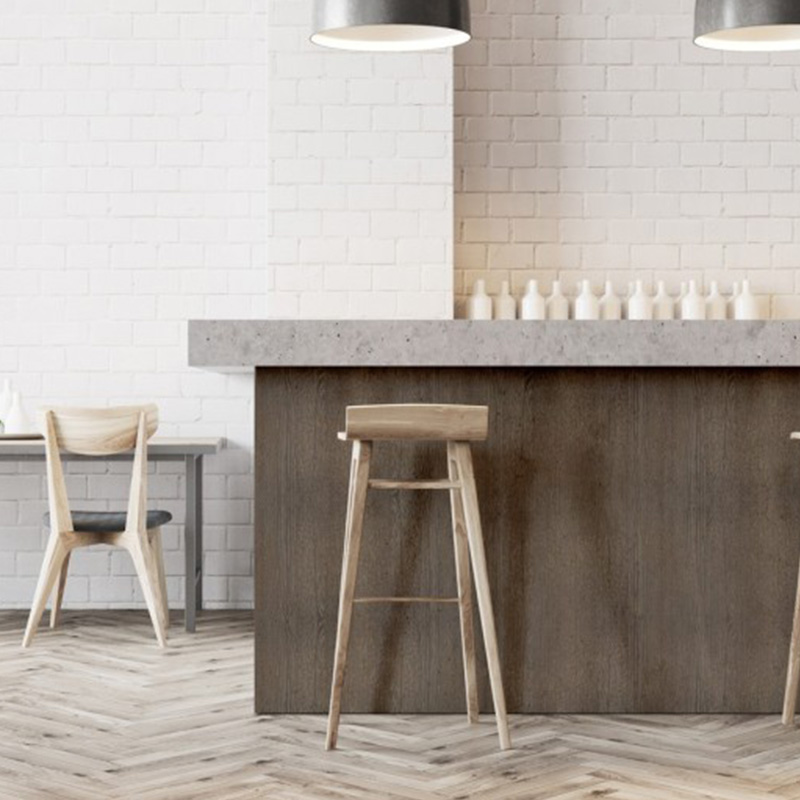 Cover folije v emitaciji lesa za kuhinjski pult.