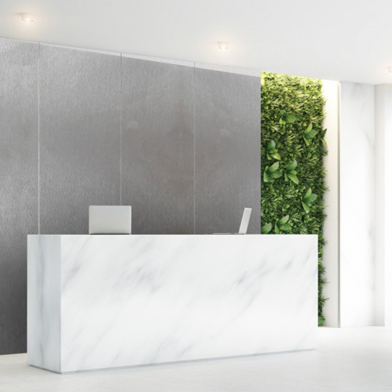 Cover folije v emitaciji kovine za steno in marmorja za pult.