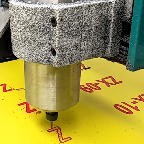 Graviranje ABS plošč.