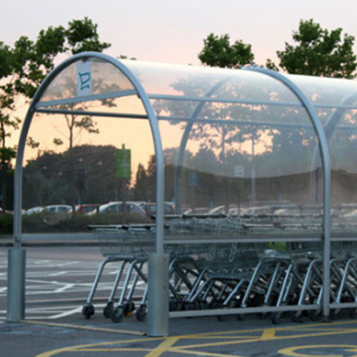 Uporaba PET plošč za nadstreške za nakupovalne vozičke pred trgovinami.