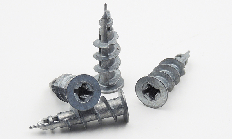 Kovinski vložek z navojem.