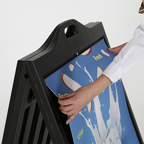A-board SignPro dvostranski - namestitev grafike