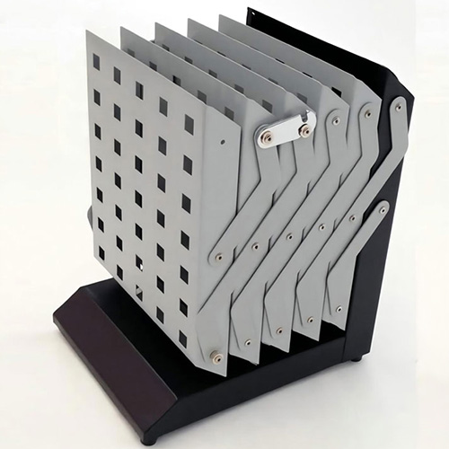 Cik-cak črno stojalo za prospekte - zloženo