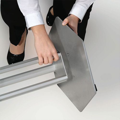 Stojalo za prospekte 3-stransko - namestitev podstavka za stojalo