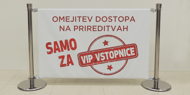 Srebrni stebrički z oglato kapico in prečnimi profili - Omejitev dostopa na prireditvah.