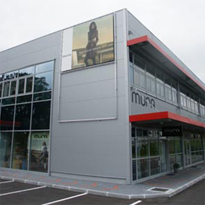 Primer uporabe sistema Connecta za oglaševanje na poslovni stavbi