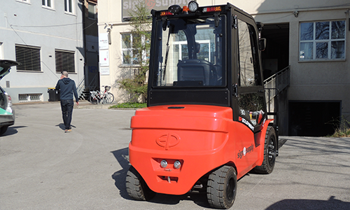 Nova pridobitev - električni viličar pripravljen za delo